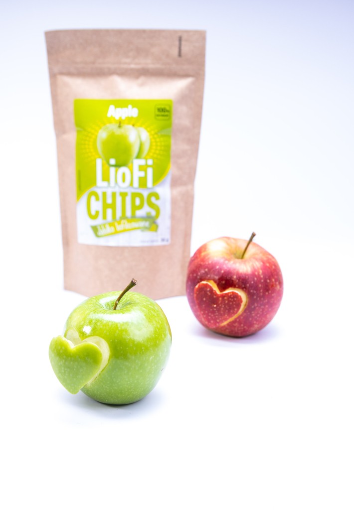 Freeze-dried apple